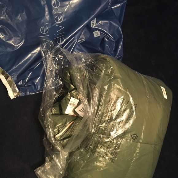 Gap Jungle Green and pink puffer coat Petite L NWT - Picture 6 of 6